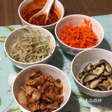 碗里装上米饭，把煮好的食材放进去，中间放上个煎蛋