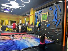 -爱蹦iBOON蹦床运动馆(江汉店)