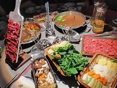 -伴山牛贵州黄牛肉火锅·苗疆非遗艺术餐厅(上海首店)