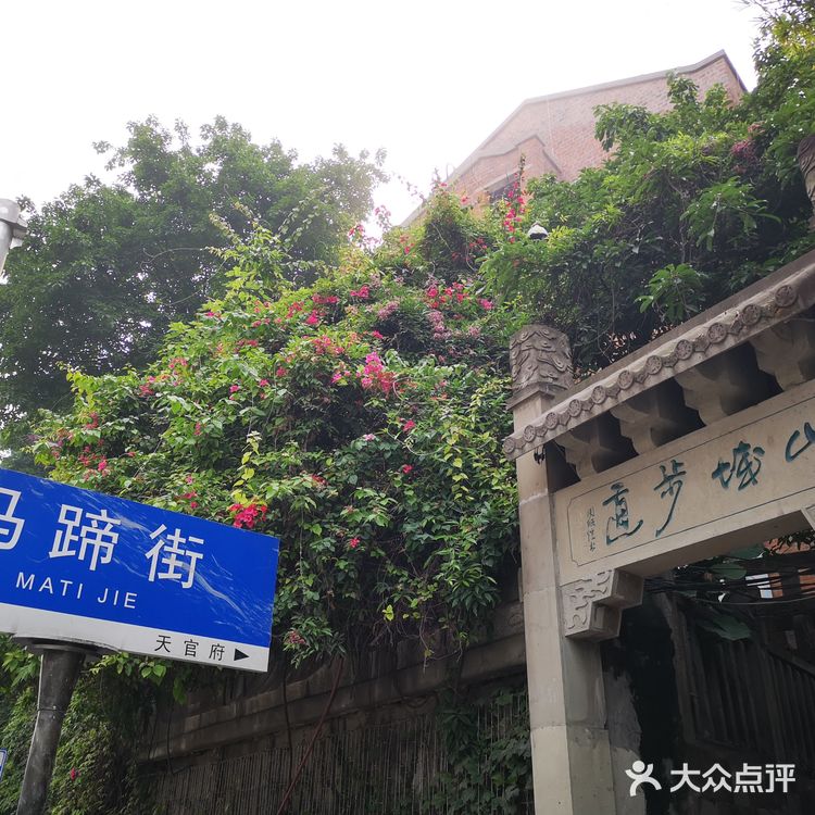 到了晚上，这座城市更漂亮