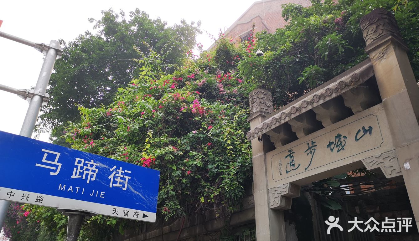 到了晚上，这座城市更漂亮