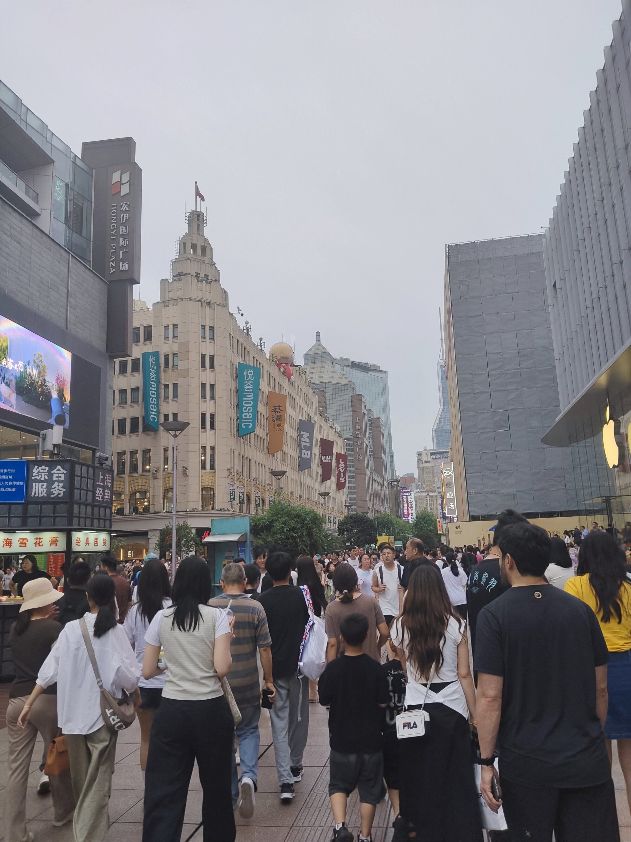 人潮汹涌的步行街