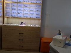 -天空之镜眼镜店蔡司依视路配镜授权零售店(望京颐堤港店)