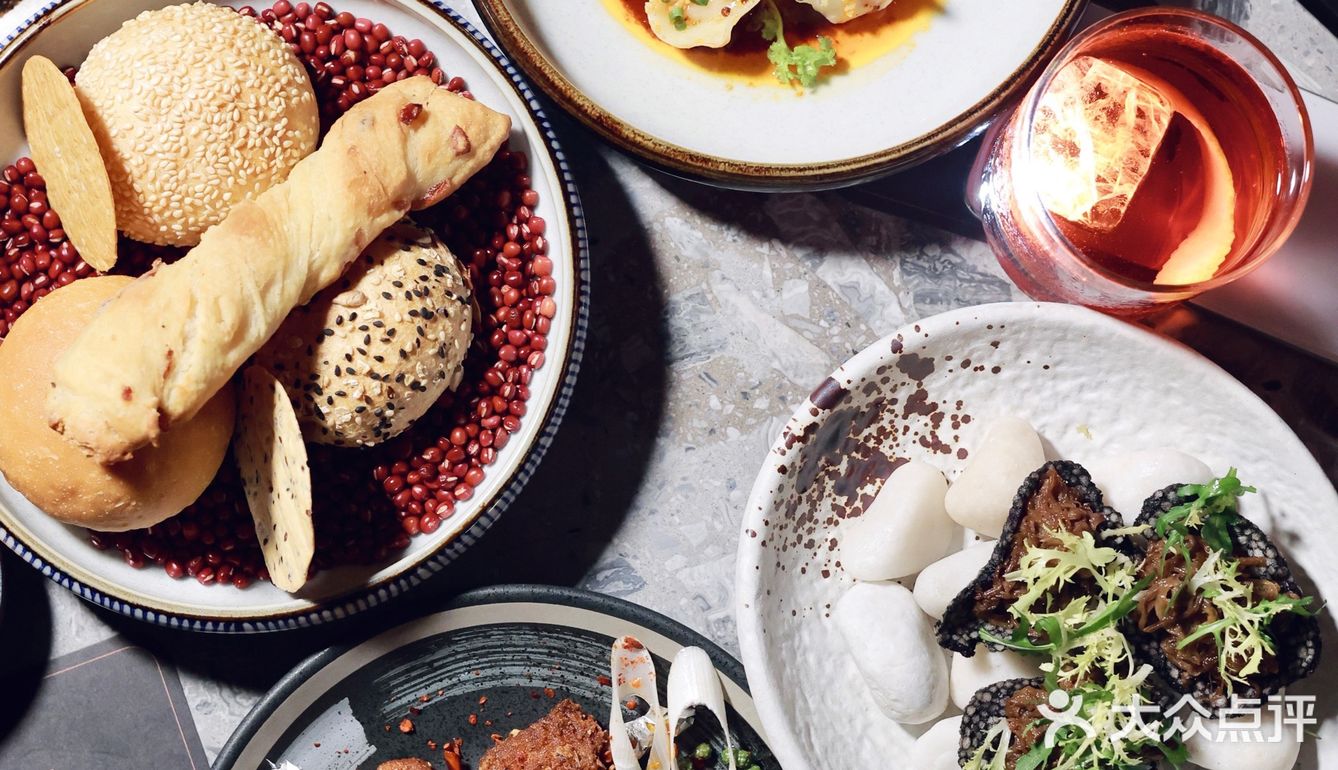 重庆探店｜一起去氛围感拉满高空酒吧吹吹秋天的风吧🌃