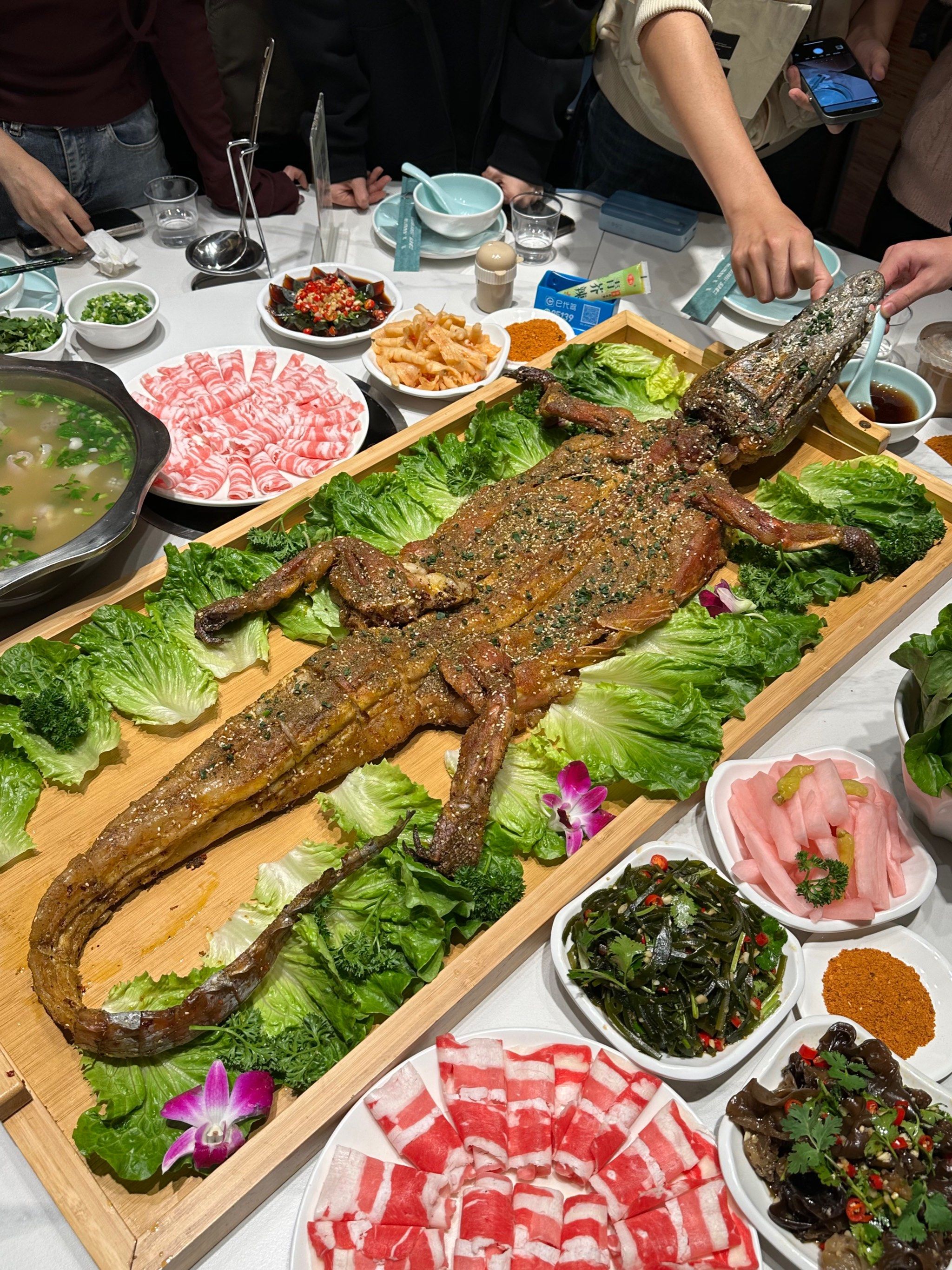 杭州果然遥遥领先!已经开始吃烤鳄鱼了!