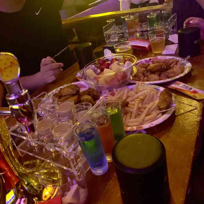 helens海伦司(文化宫店)-"这家店是五点开门.有一个穿蓝色衣服金头发.