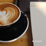 店铺营造一种咖啡实验室的粗狂感觉。咖啡/ 忘记了
