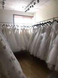 -觅白婚纱礼服馆