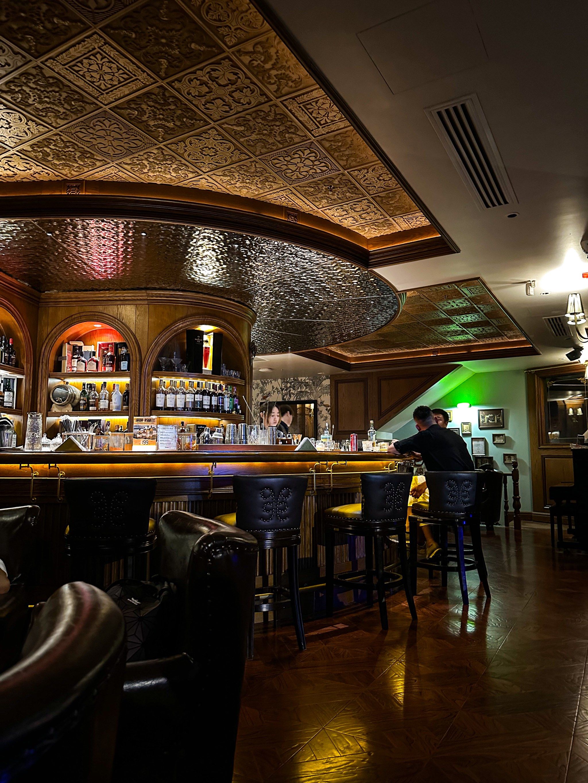 威士忌酒吧真的是我的心头爱[爱心]
店里装修的英伦复古风奢华大气