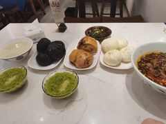 -李与白包子铺(桐梓林店)
