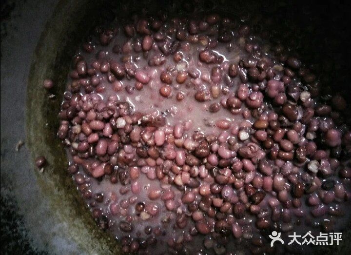 捯成红豆糊糊，然后放进锅中加冰糖小火慢慢的熬红豆
