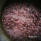 捯成红豆糊糊，然后放进锅中加冰糖小火慢慢的熬红豆