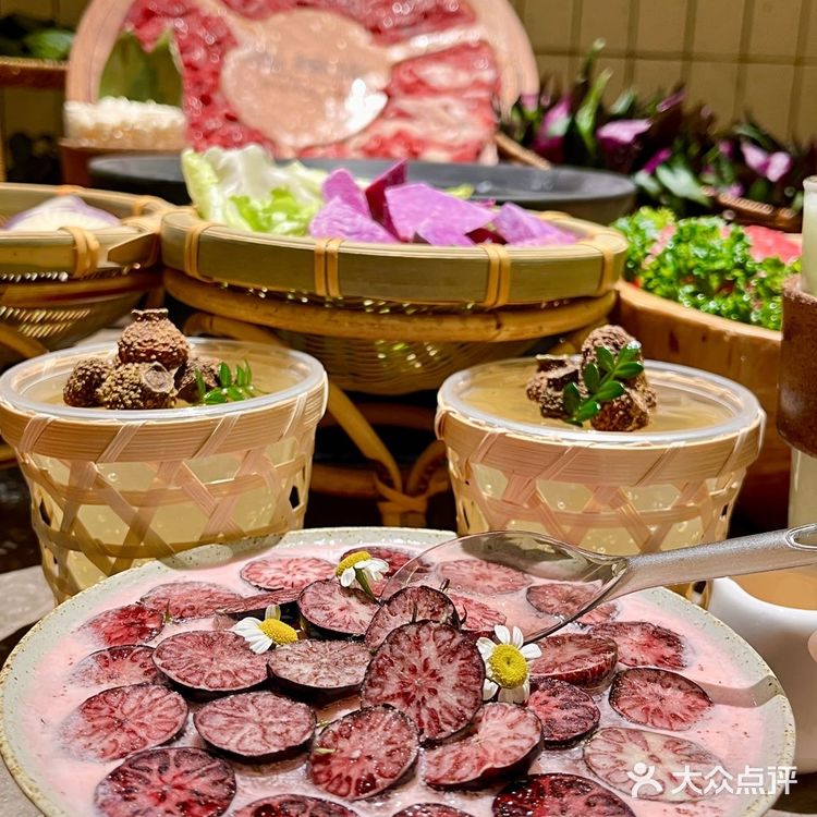 Wokkk！！！紫气东来了！漂亮火锅。。。