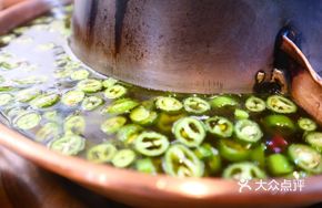 Fresh Chili Hot Pot with Spring Water