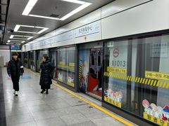 -东方体育中心(地铁站)