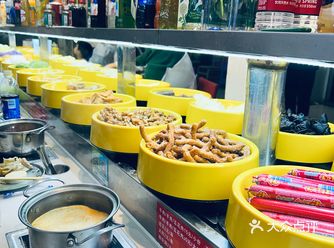 位于黄岛商场在地下 里面的服务员阿姨很好很热情