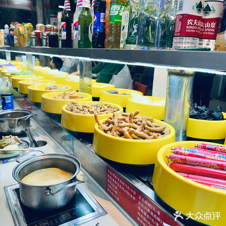 位于黄岛商场在地下 里面的服务员阿姨很好很热情