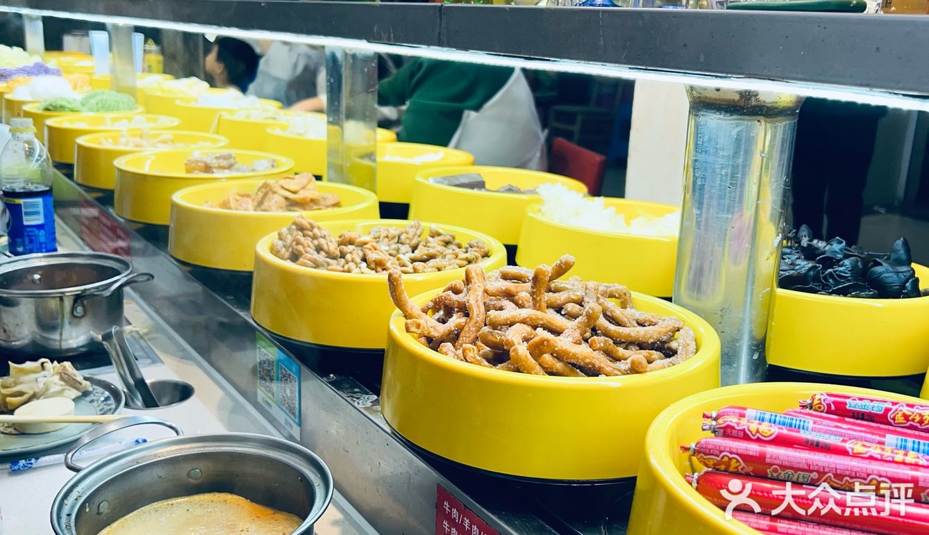 位于黄岛商场在地下 里面的服务员阿姨很好很热情