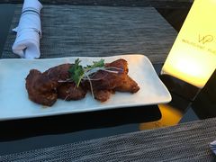 甜辣鸡翅佐以辣味蒜蓉汁-WOLFGANG PUCK KITCHEN & BAR(迪士尼小镇店)