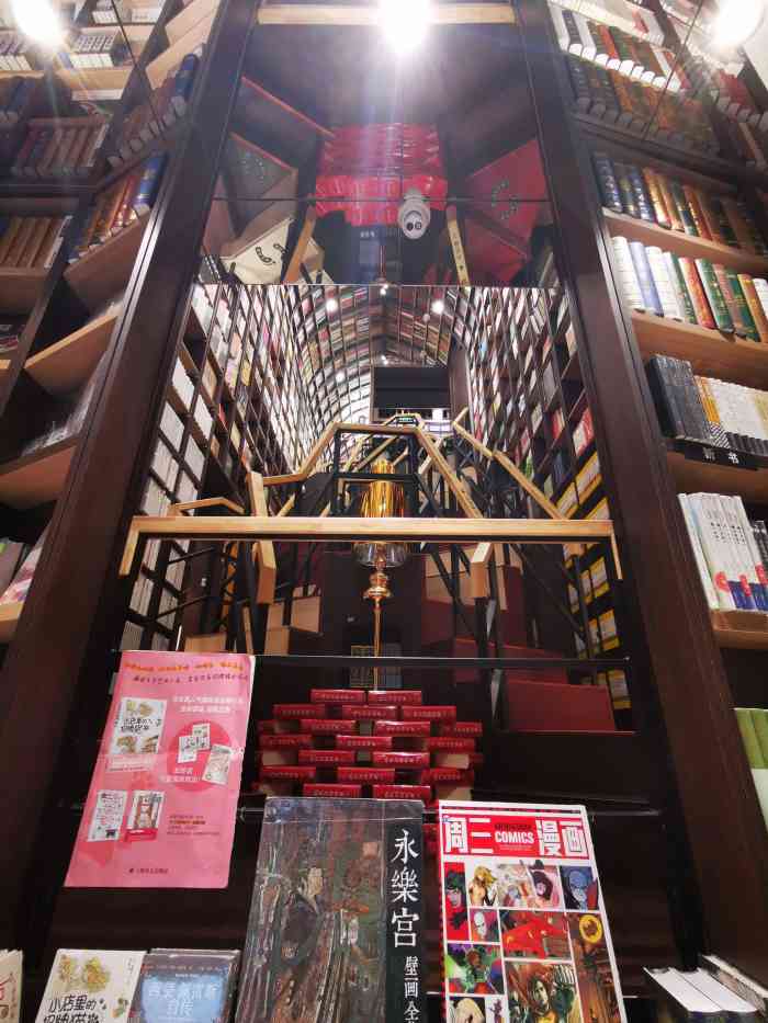 钟书阁(融科店)-"在温暖的春日寻找到一家温暖的书店真是一件.