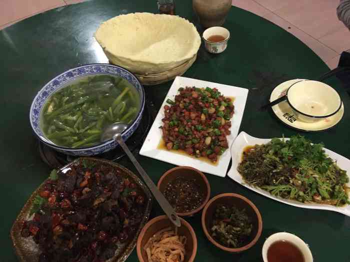 三锅庄(特色炒菜)-"经幡飘扬,欢迎远道而来的客人三锅庄一家.