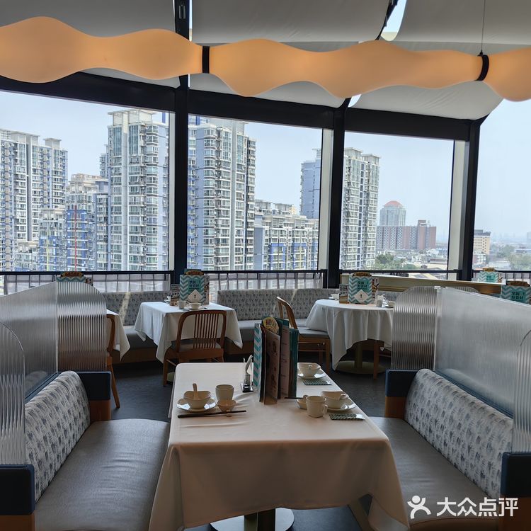 层次丰富。海鲜面量挺大的。就餐环境清静