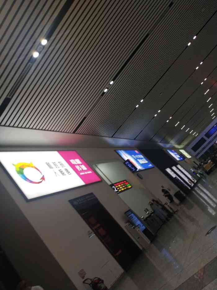 第一次来天津南站,地方不大坐火车站人倒是不少,候车室满满的等待坐