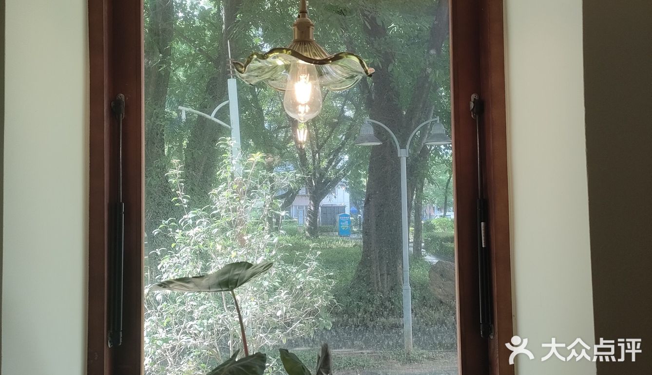 miss garden这是花店还是咖啡店呀😯