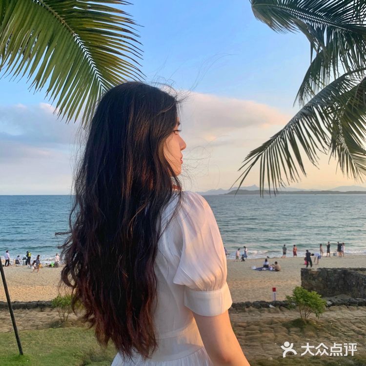 东南亚风情度假酒店，傍晚在海边日落下的晚餐