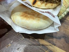 芝麻烧饼-穆得·老周家牛肉烧饼(普利街店)