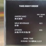 小巧玲瓏的喧囂，七平米的語料，裁剪了多餘的陳詞濫調。