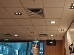 -麦当劳(上海虹桥站30B检票口楼上)