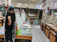 -美式眼镜·授权蔡司.依视路.尼康.豪雅.明月(人民广场店)