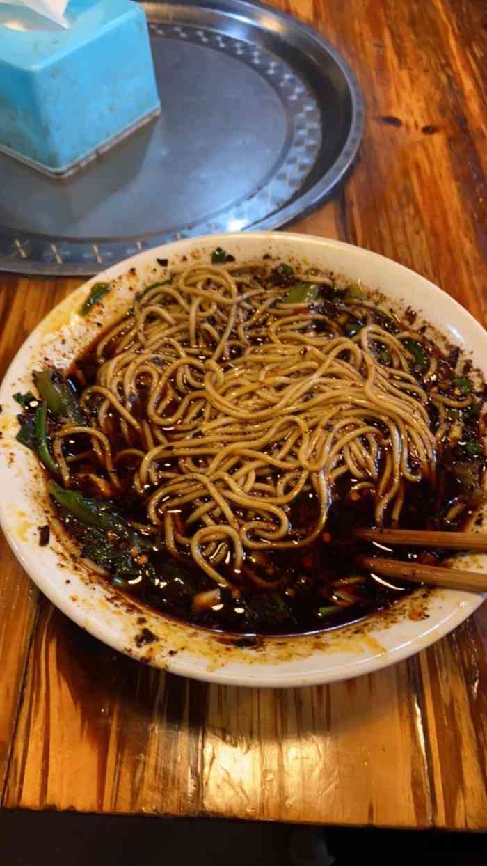 黑娃面,糊辣壳小面的代表,从读书时候开始就爱吃这一碗面了,那时候