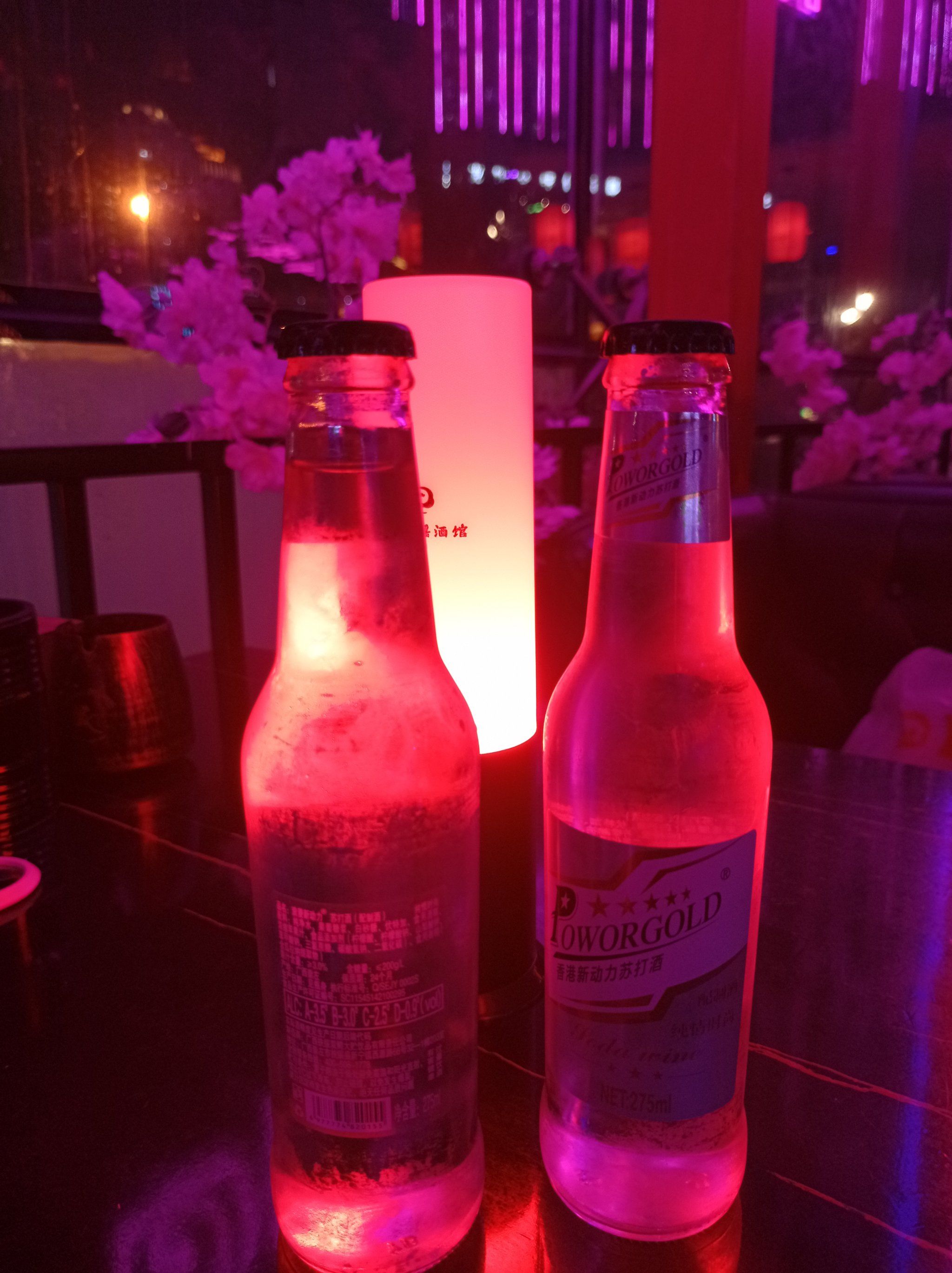 直梯和扶梯都可到达.酒吧的空间宽敞,座位也不少
