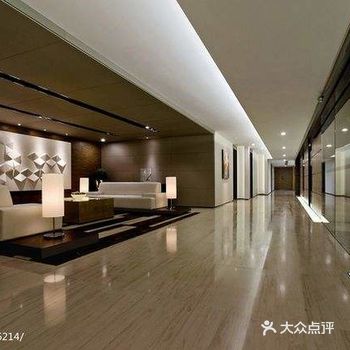 一进房间看到摆着整整齐齐的沙发，书架，桌子