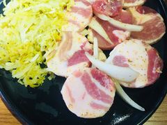 烤精选猪五花配酸菜-小米烤肉-泥炉炭烤(常营店)
