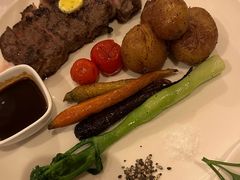 碳烤肉眼牛排及秘制牛排汁-WOLFGANG PUCK KITCHEN & BAR(迪士尼小镇店)