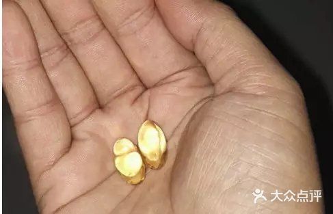 坚持在睡前服用，有助于淡化皱纹和色斑