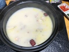 -洪氏嗨捞·广东猪肚鸡·椰子鸡火锅(西咸万象城店)