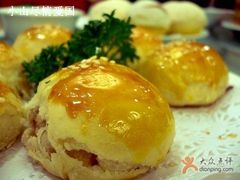 鹅肝酥...根本就是鲜肉月饼-御花园·粤菜·海鲜火锅(中山公园店)