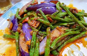 Sauce-Braised Eggplant and Green Beans