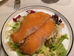 三文鱼色拉-YUE·6·西式融合餐厅(外滩六号店)