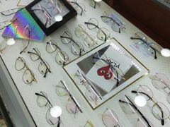 -西南眼镜·蔡司·依视路战略合作店(南街店)