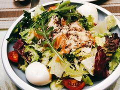 烟三文鱼溏心蛋沙拉-五合院·整点烤肉