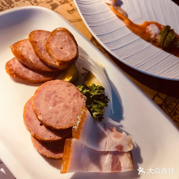 作为本地人第一次登上龙塔，龙塔的夜景还是美的