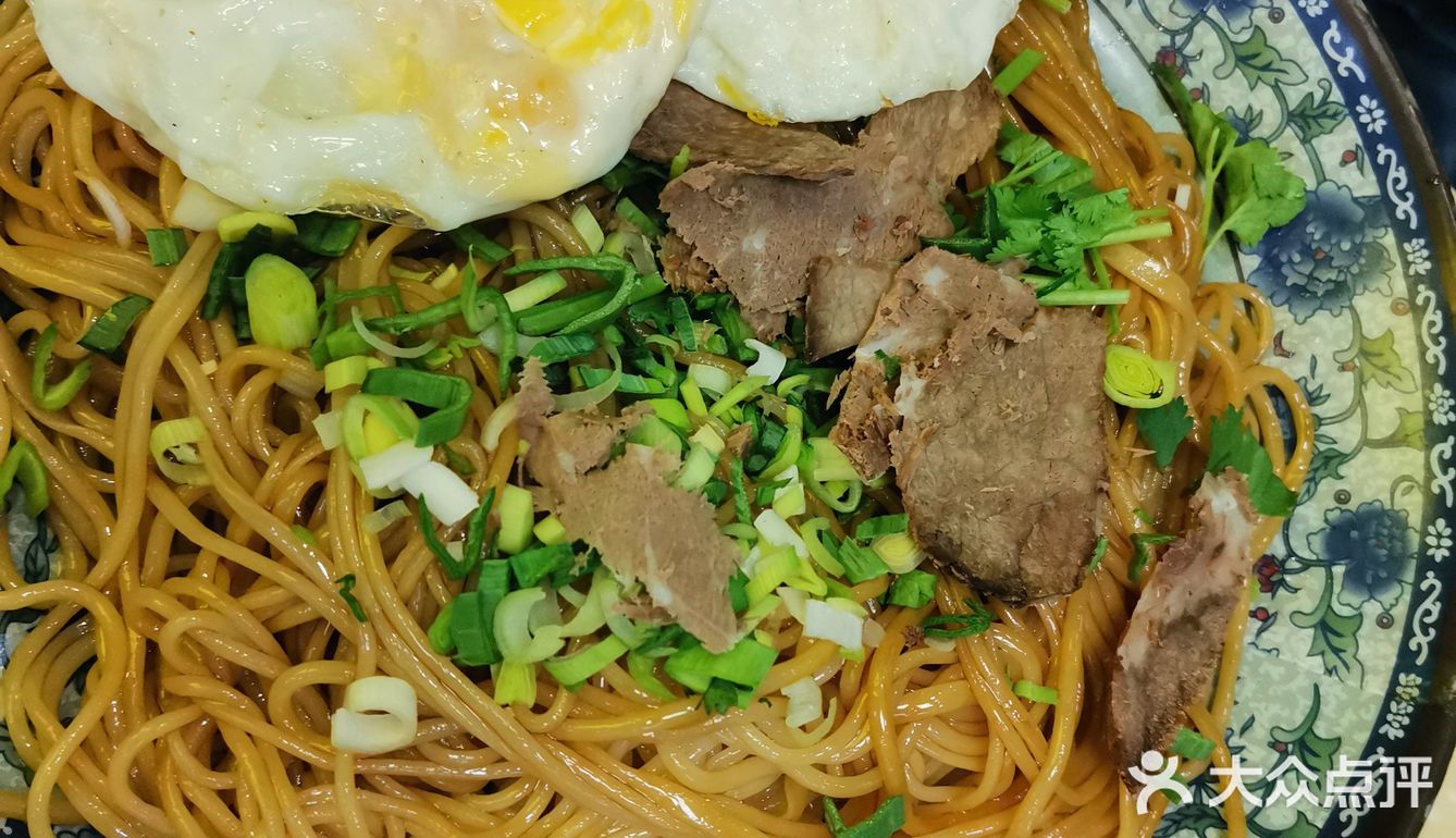 上面放了几片原汁原味的牛肉。汤汁鲜美