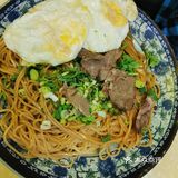 上面放了几片原汁原味的牛肉。汤汁鲜美
