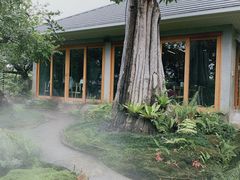 -Chom Cafe and Restaurant