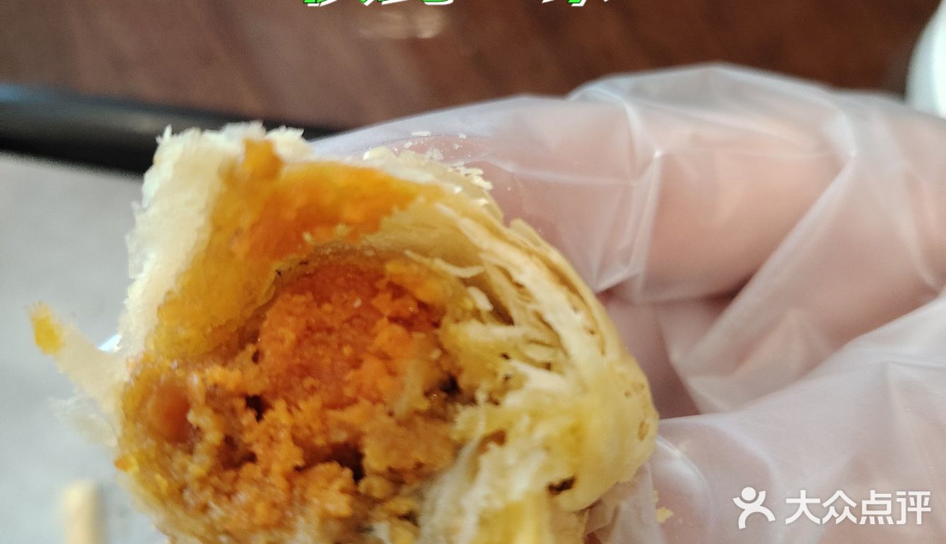 酥皮包裹蟹黄，香味独特！